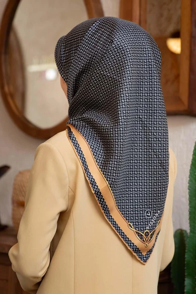 %100 Twill İpek Minik Motif Desenli Siyah - Gold Renkli 90x90 Eşarp Dikim Şekli : El Dikişi ürün görseli 1