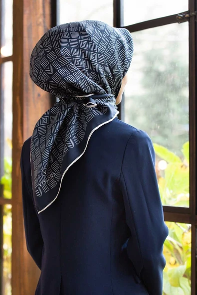 %57 İPEK %43 VİSKON Twill İpek Etnik Motif Desenli Lacivert - Krem Renkli 90x90 Eşarp Dikim Şekli : El Dikişi ürün görseli 1