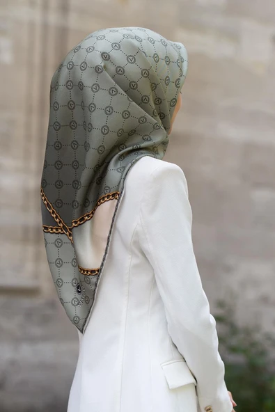 %100 Twill İpek Zincirli Ve Monogram Desenli Çağla Renkli 90x90 Eşarp Dikim Şekli : El Dikişi ürün görseli 1