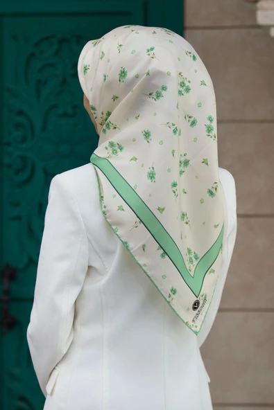 100% Twill İpek Bordürlü Çıtır Çiçek Desenli Benetton Yeşili Renkli 90x90 Dikim Şekli : El Dikişi Eşarp ürün görseli 1