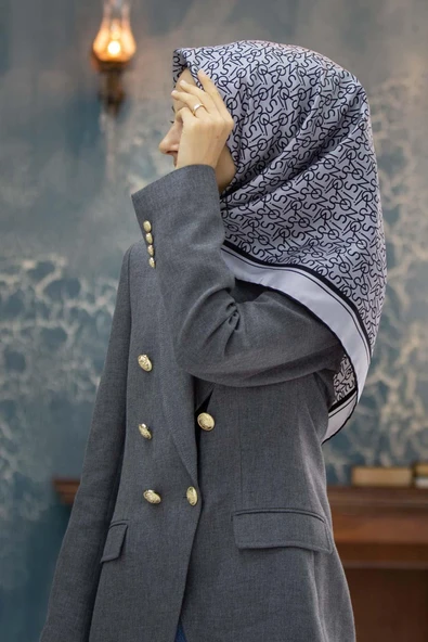 %100 Twill İpek Harf Desenli Gri - Siyah Renkli 90x90 Eşarp Dikim Şekli : El Dikişi ürün görseli 1