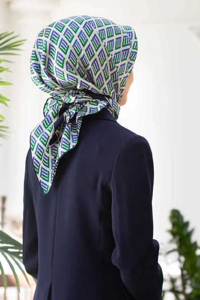 % 57 İPEK % 43 VİSKON Twill İpek Geometrik Desenli Saks - Zümrüt Yeşili Renkli 90x90 Eşarp Dikim Şekli : El Dikişi ürün görseli 1