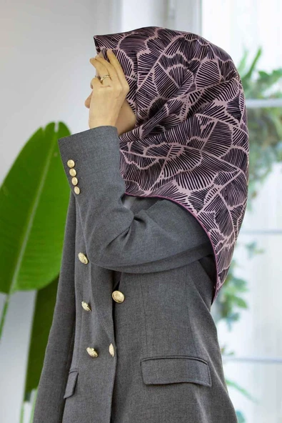 %100 Twill İpek Geometrik Desenli Pudra - Siyah Renkli 90x90 Eşarp Dikim Şekli : El Dikişi ürün görseli 1