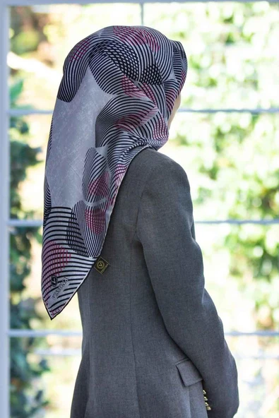 %100 Twill İpek Çizgili Çiçek Desenli Siyah - Kırmızı Renkli 90x90 Eşarp Dikim Şekli : El Dikişi ürün görseli 1