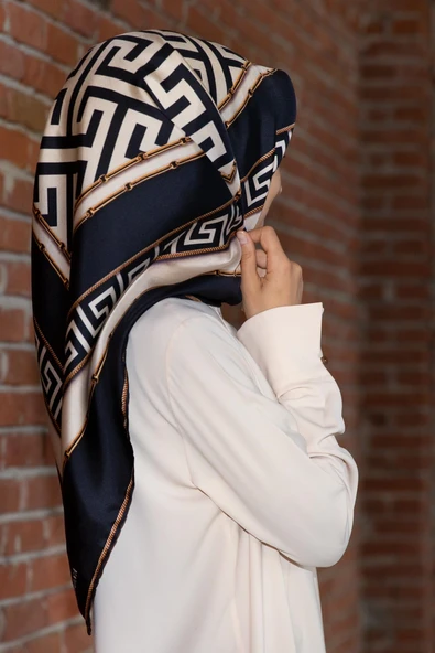 % 57 İPEK % 43 VİSKON Twill İpek Labirent Ve Geometrik Desenli Lacivert - Krem Renkli 90x90 Eşarp Dikim Şekli : El Dikişi ürün görseli 1