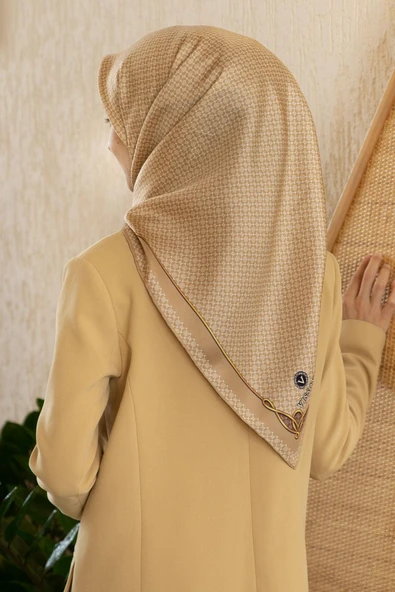 %100 Twill İpek Minik Motif Desenli Bej - Krem Renkli 90x90 Eşarp Dikim Şekli : El Dikişi ürün görseli 1