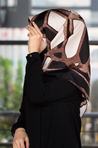 % 57 İPEK % 43 VİSKON Twill İpek Gold Efektli Geometrik Desenli Siyah - Krem Renkli 90x90 Eşarp Dikim Şekli : El Dikişi ürün görseli 1