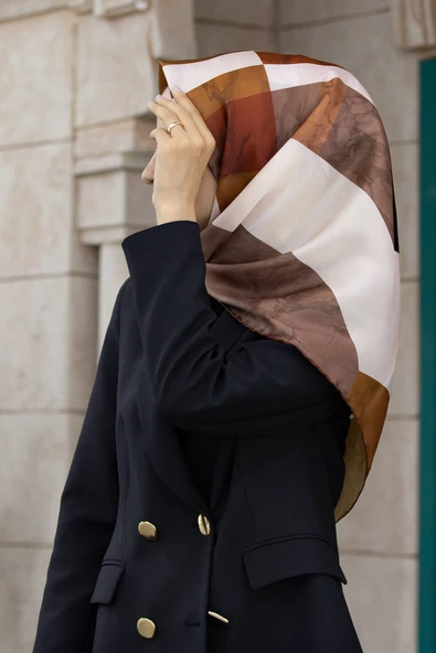 Twill Mermer Desenli Taba Renkli 90x90 Eşarp (İpek İçermez) Kenar Dikiş Şekli El Dikişli ürün görseli 1