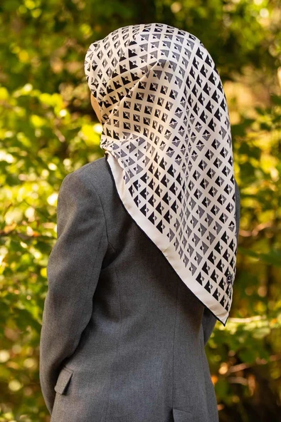 %100 Twill İpek Geometrik Desenli Beyaz - Siyah Renkli 90x90 Eşarp Dikim Şekli : El Dikişi ürün görseli 1