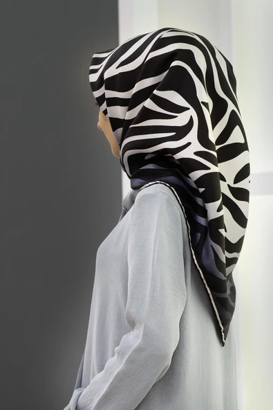 %100 Twill İpek Zebra Desenli Gümüş - Siyah Renkli 90x90 Eşarp Dikim Şekli : El Dikişi ürün görseli 1