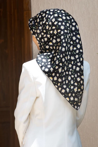%100 Twill İpek Papatya Desenli Siyah Renkli 90x90 Eşarp Dikim Şekli : El Dikişi ürün görseli 1