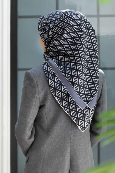 % 57 İPEK % 43 VİSKON Twill İpek Geometrik Desenli Siyah - Gri Renkli 90x90 Eşarp Dikim Şekli : El Dikişi ürün görseli 1