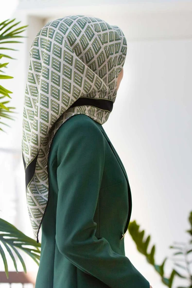 % 57 İPEK % 43 VİSKON Twill İpek Geometrik Desenli Krem - Çağla Renkli 90x90 Eşarp Dikim Şekli : El Dikişi ürün görseli 1
