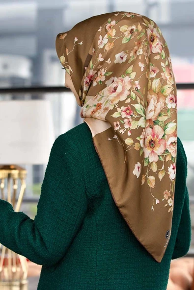 %100 Twill İpek Geometrik Ve Çiçek Desenli Kahverengi Renkli 90x90 Eşarp Dikim Şekli : El Dikişi ürün görseli 1