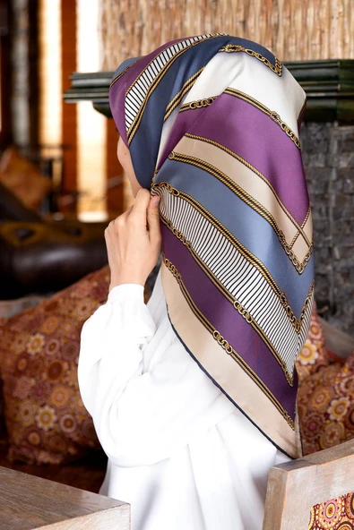 %100 Twill İpek Zincir Detaylı Geometrik Desenli İndigo - Mor Renkli 90x90 Eşarp Dikim Şekli : El Dikişi ürün görseli 1