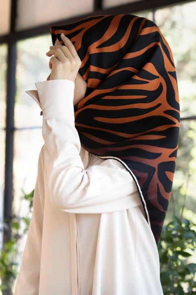 %100 Twill İpek Zebra Desenli Taba - Siyah Renkli 90x90 Eşarp Dikim Şekli : El Dikişi ürün görseli 1