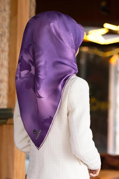 % 57 İPEK % 43 VİSKON Twill İpek Çiçek Desenli Lila Renkli 90x90 Dikim Şekli : El Dikişi Eşarp ürün görseli 1