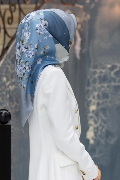 %100 Twill İpek Geometrik Ve Çiçek Desenli Bebe Mavisi Renkli 90x90 Eşarp Dikim Şekli : El Dikişi ürün görseli 1