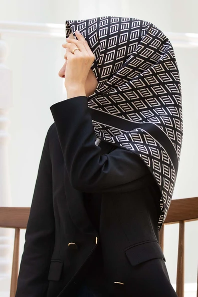 % 57 İPEK % 43 VİSKON Twill İpek Geometrik Desenli Siyah - Krem Renkli 90x90 Eşarp Dikim Şekli : El Dikişi ürün görseli 1
