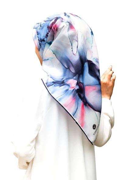 % 57 İPEK % 43 VİSKON Twill İpek Batik Çiçek Desenli Bebe Mavisi - Pudra Renkli 90x90 Eşarp Kenar Dikiş Şekli El Dikişli ürün görseli 1