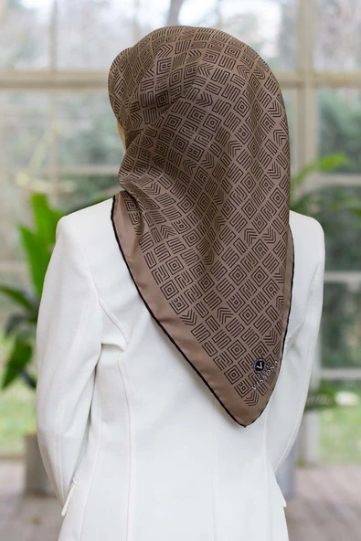 %57 İPEK %43 VİSKON Twill İpek Etnik Motif Desenli Vizon - Siyah Renkli 90x90 Eşarp Dikim Şekli : El Dikişi ürün görseli 1