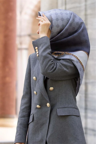 %100 Twill İpek Zincirli Ve Monogram Desenli Gümüş - Gold Renkli 90x90 Eşarp Dikim Şekli : El Dikişi ürün görseli 1