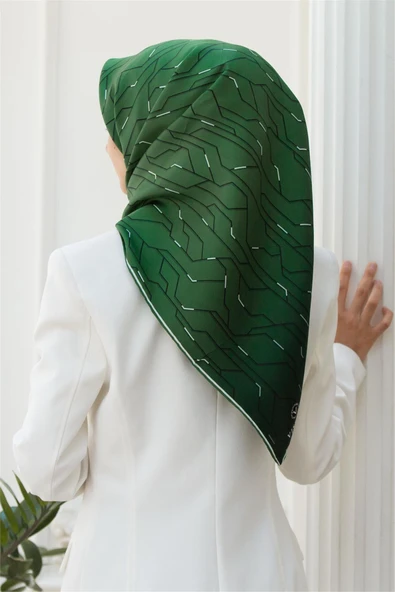 %100 Twill İpek Geometrik Desenli Zümrüt Yeşili Renkli 90x90 Eşarp Dikim Şekli : El Dikişi ürün görseli 1