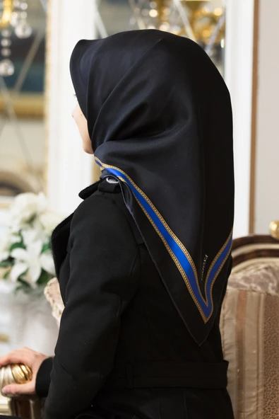 % 57 İPEK % 43 VİSKON Twill İpek Dokulu Şerit Desenli Siyah - Saks Renkli 90x90 Eşarp Dikim Şekli : El Dikişi ürün görseli 1