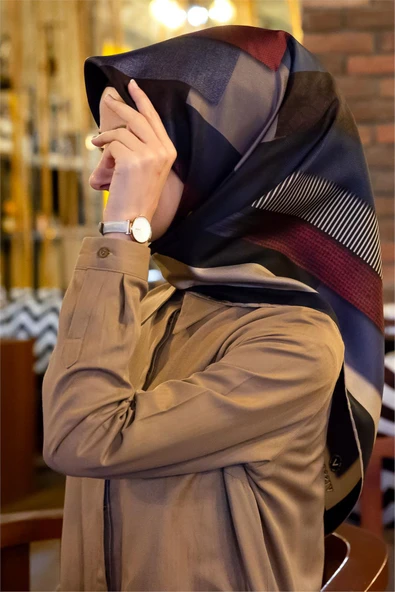 %100 Twill İpek Geometrik Desenli Bordo - Lacivert Renkli 90x90 Eşarp Dikim Şekli : El Dikişi ürün görseli 1