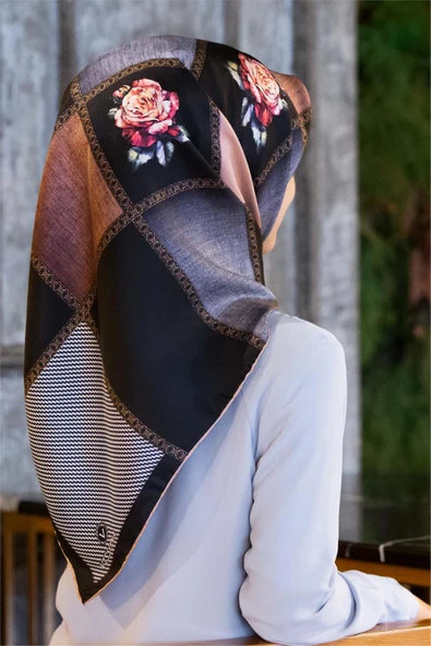 %100 Twill İpek Dokulu Çiçekli Ve Geometrik Desenli Pudra - Siyah Renkli 90x90 Eşarp Dikim Şekli : El Dikişi ürün görseli 1