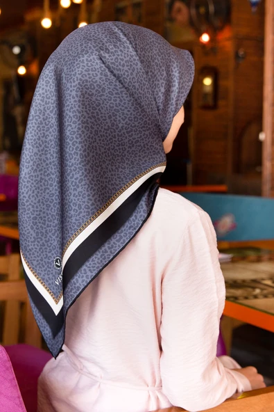 % 57 İPEK % 43 VİSKON Twill İpek Leopar Desenli Gri Renkli 90x90 Eşarp Dikim Şekli : El Dikişi ürün görseli 1