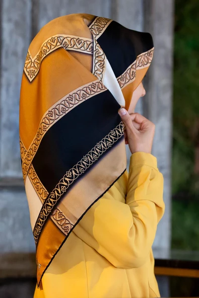 %100 Twill İpek Geometrik Desenli Gold - Siyah Renkli 90x90 Eşarp Dikim Şekli : El Dikişi ürün görseli 1