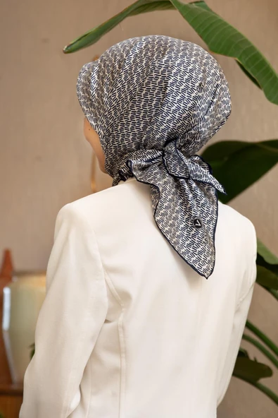 %100 Twill İpek Çizgi Desenli Krem - Lacivert Renkli 90x90 Eşarp Dikim Şekli : El Dikişi ürün görseli 1