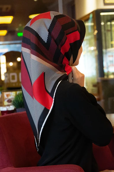 % 57 İPEK % 43 VİSKON Twill İpek Geometrik Desenli Bordo - Siyah Renkli 90x90 Eşarp Dikim Şekli : El Dikişi ürün görseli 1