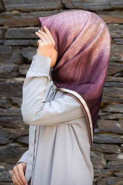 100% Twill İpek Monogram Desenli Pudra Renkli 90x90 Dikim Şekli : El Dikişi Eşarp ürün görseli 1