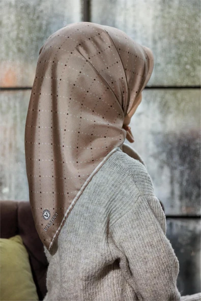 %100 Twill İpek Minik V Desenli Bej Renkli 90x90 Eşarp Dikim Şekli : El Dikişi ürün görseli 1