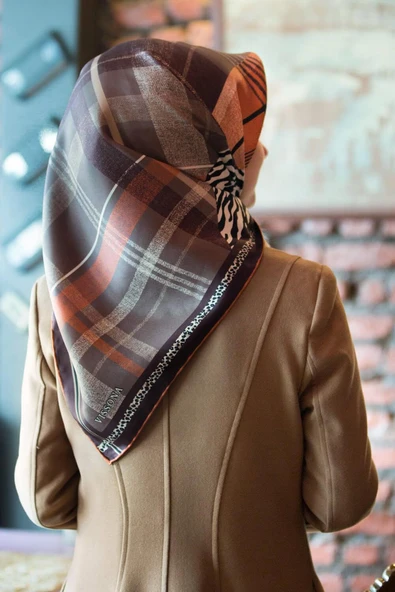 %100 Twill İpek Ekoseli Ve Leopar Desenli Bej - Taba Renkli 90x90 Eşarp Dikim Şekli : El Dikişi ürün görseli 1