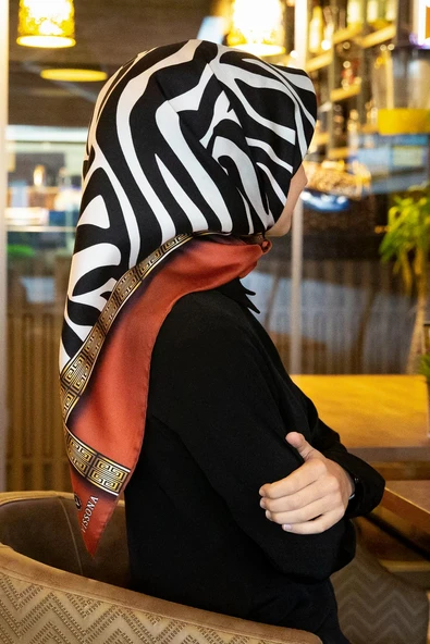 % 57 İPEK % 43 VİSKON Twill İpek Zebra Desenli Taba - Siyah Renkli 90x90 Eşarp Dikim Şekli : El Dikişi ürün görseli 1
