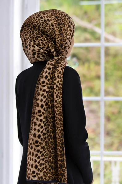 LÜKS MEDİNE BAROK BARDÜRLÜ LEOPAR DESENLİ HARDAL - SİYAH RENKLİ 75X195 KIRIŞMAZ ŞAL MOSS KREP DİKİŞ TİPİ İTALYAN DİKİŞLİ ürün görseli 1