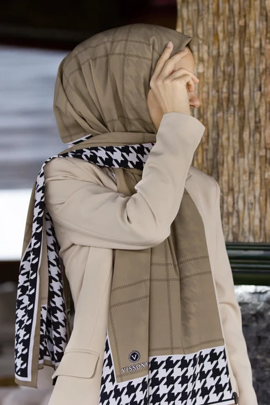 LÜKS MEDİNE İPEĞİ KAZAYAĞI DESENLİ KAHVERENGİ - SİYAH RENKLİ 75X195 KIRIŞMAZ ŞAL MOSS KREP DİKİŞ TİPİ İTALYAN DİKİŞLİ ürün görseli 1