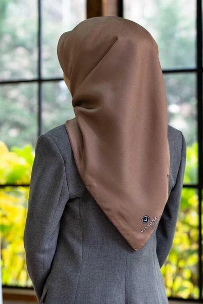 %100 Twill İpek Düz Bej Renkli Daha Tok Exclusive Serisi 90x90 Eşarp Dikim Şekli : El Dikişi ürün görseli 1