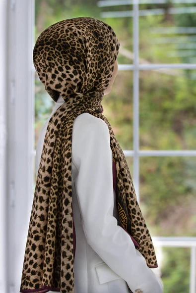 LÜKS MEDİNE BAROK BARDÜRLÜ LEOPAR DESENLİ BEJ - GÜL KURUSU RENKLİ 75X195 KIRIŞMAZ ŞAL MOSS KREP DİKİŞ TİPİ İTALYAN DİKİŞLİ ürün görseli 1