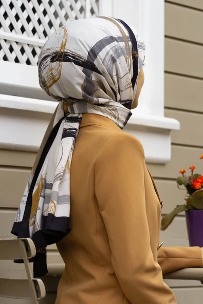 LÜKS MEDİNE İPEĞİ FIRÇA DESENLİ KREM - SİYAH RENKLİ 75X195 KIRIŞMAZ ŞAL MOSS KREP DİKİŞ TİPİ İTALYAN DİKİŞLİ ürün görseli 1