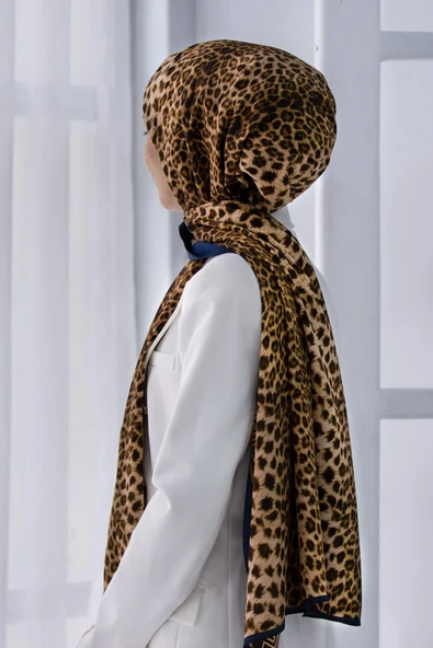 LÜKS MEDİNE BAROK BARDÜRLÜ LEOPAR DESENLİ HARDAL - LACİVERT RENKLİ 75X195 KIRIŞMAZ ŞAL MOSS KREP DİKİŞ TİPİ İTALYAN DİKİŞLİ ürün görseli 1