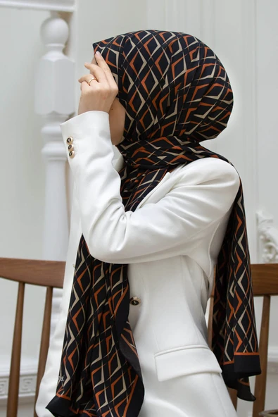 LÜKS MEDİNE İPEĞİ GEOMETRİK DESENLİ SİYAH - TABA RENKLİ 75X195 KIRIŞMAZ ŞAL MOSS KREP DİKİŞ TİPİ İTALYAN DİKİŞLİ ürün görseli 1