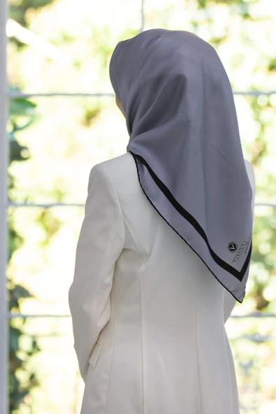 100% Twill İpek Düz Renk Bordür Desenli Gri Siyah Renkli Daha Tok Exclusive Serisi 90x90 Dikim Şekli : El Dikişi Eşarp ürün görseli 1