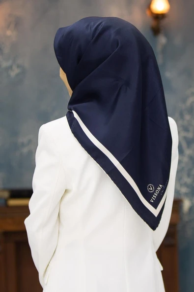 100% Twill İpek Düz Renk Bordür Desenli Lacivert - Krem Renkli Daha Tok Exclusive Serisi 90x90 Dikim Şekli : El Dikişi Eşarp ürün görseli 1