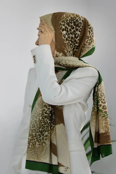 LÜKS MEDİNE İPEĞİ RENKLİ FIRÇA VE LEOPAR DESENLİ ZÜMRÜT YEŞİLİ RENKLİ 75X195 KIRIŞMAZ ŞAL MOSS KREP DİKİŞ TİPİ İTALYAN DİKİŞLİ ürün görseli 1
