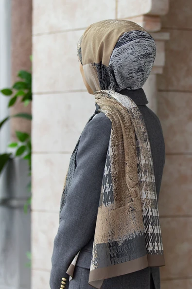 LÜKS MEDİNE İPEĞİ KAZAYAĞI DESENLİ BEJ RENKLİ 75X195 KIRIŞMAZ ŞAL MOSS KREP DİKİŞ TİPİ İTALYAN DİKİŞLİ ürün görseli 1