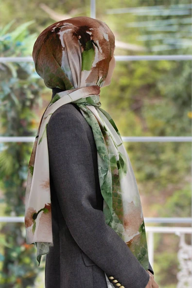 LÜKS MEDİNE SULU BOYA ÇİÇEK DESENLİ ZÜMRÜT YEŞİLİ RENKLİ 75X195 KIRIŞMAZ ŞAL MOSS KREP DİKİŞ TİPİ İTALYAN DİKİŞLİ ürün görseli 1